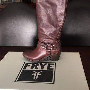 FRYE CARMEN HARNESS TALL, Dark Brown,